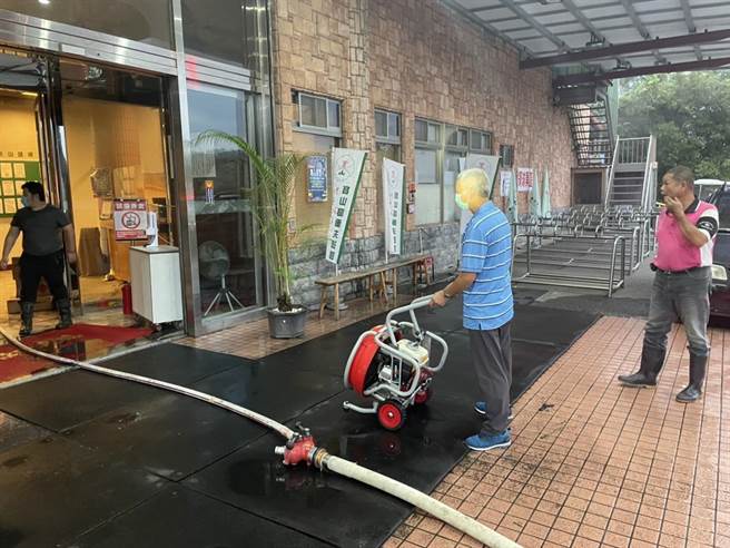 宝山消防分队获报后出动3辆救护车前往灌救，粗估烧毁面积约3坪。（竹县消防局提供／邱立雅竹县传真）