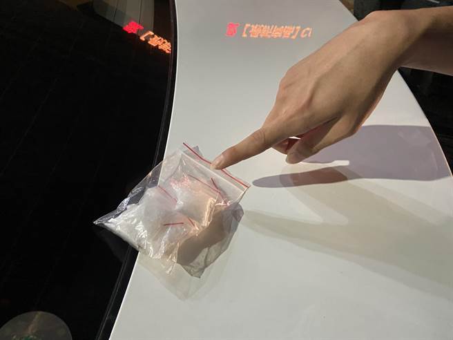 陈男面对员警的询问也老实回答，坦承该大包物品为三级毒品K他命，而这一大包内又分装成7小包。（高市苓雅分局提供／杨舒婷高雄传真）