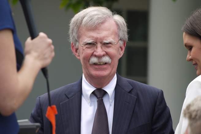 美国指控伊朗菁英「伊斯兰革命卫队」密谋杀害美国前总统川普的国安顾问波顿。(图／中央社)