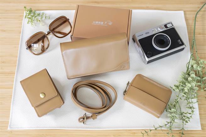 高鐵紀念商品跨足時尚圈，全新皮革系列亮麗登場。（高鐵提供）