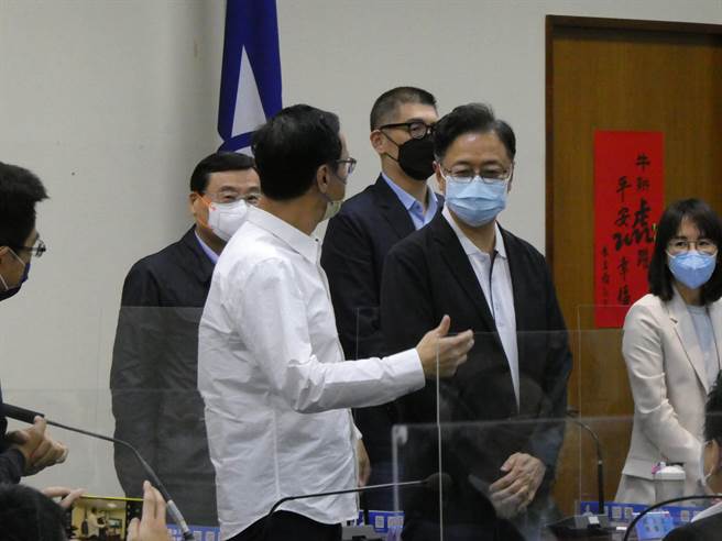 台大认定民进党桃园市长参选人林智坚硕士论文抄袭，并撤销学位。但不仅林认为自己委屈，台大校友的蔡英文总统也为林清白背书。国民党桃园市长参选人阵营上午抨击，绿营台大校友为了政治上一次选举利益攻击母校值得？晚上心安？（周志豪摄）