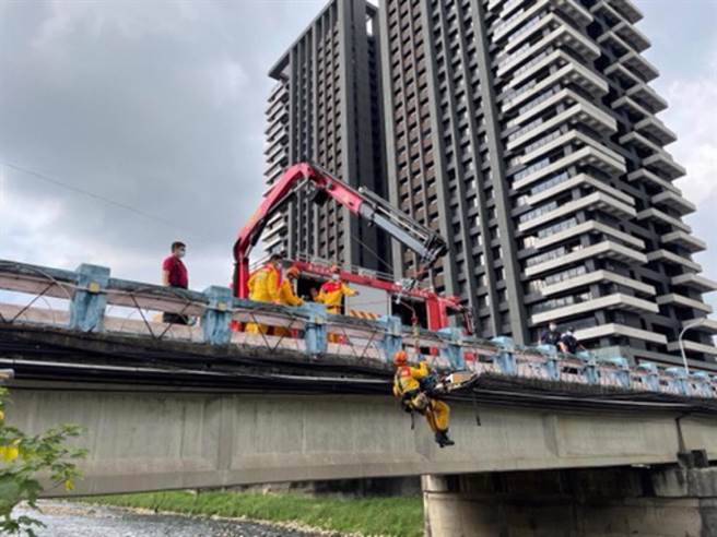 桃园市桃园区大兴桥11日早上8时许1名35岁女子从桥上坠落，桃园市消防局获报赶往救援。（翻摄照片）