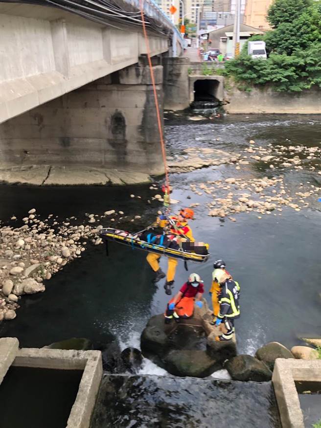 桃园市桃园区大兴桥11日早上8时许1名35岁女子从桥上坠落，桃园市消防局获报赶往救援。（翻摄照片）