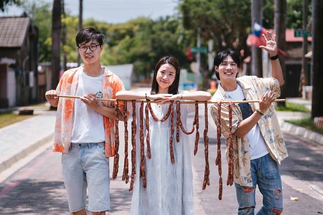 去年佳评如潮的老眷味香肠腊肉美食体验本次也再次开课，并加码推出红龟粿手作DIY课程，让民眾体验眷味十足的传统料理。（高市文化局提供／杨舒婷高雄传真）