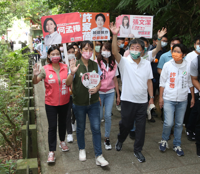 民进党台北市长参选人陈时中（右2）11日至虎山步道参访，和同党市议员参选人一起爬山。（陈君玮摄）