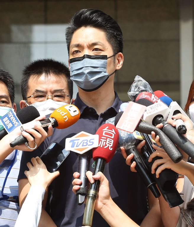 国民党台北市参选人蒋万安（见图）11日出席捷运公司工会理监事座谈会，受访时批评蔡英文力挺林智坚，这是民进党集体向下沉沦、集体堕落，毫无是非、扭曲事实。（陈俊吉摄）