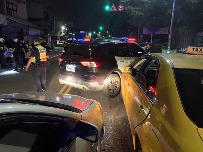 喝到发酒疯的蔡嫌，劫走计程车，一路酒架狂飙，警方追逐两小时，打破车窗，把蔡从驾驶座拖下来，用优势警力制服，逮捕归案。（彰化警分局提供／吴敏菁彰化传真）