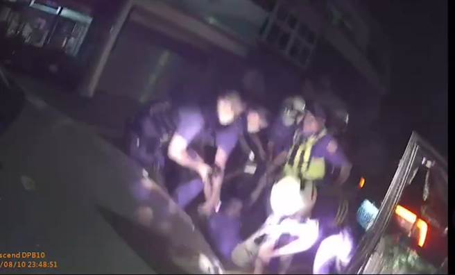 喝到发酒疯的蔡嫌，劫走计程车，一路酒架狂飙，警方追逐两小时，打破车窗，把蔡从驾驶座拖下来，用优势警力制服，逮捕归案。（彰化警分局提供／吴敏菁彰化传真）