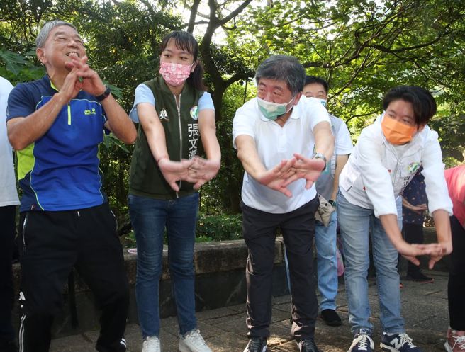 民進黨台北市長參選人陳時中（右2）11日至虎山步道參訪，和同黨市議員參選人一起爬山。（陳君瑋攝）