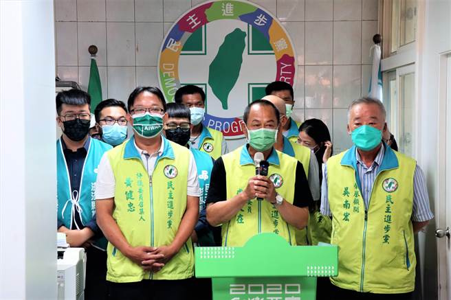 民進黨馬公市民代表參選人謝佑康報警，怒告黨部評召盧長在（前任主委）妨礙名譽，謝說他內心的悲情與心如刀割無以言表。（張茂雄攝）