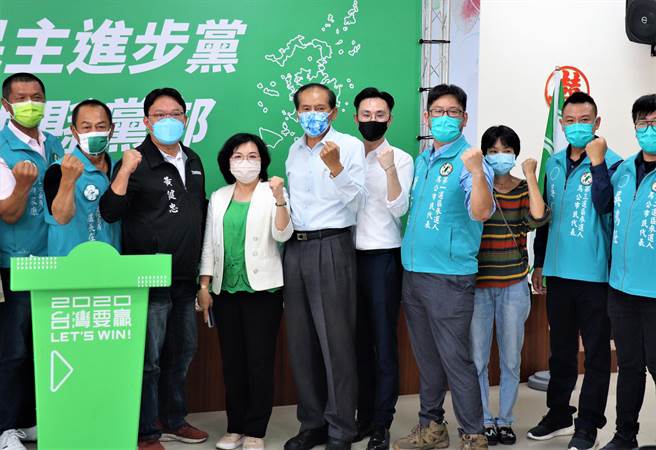 謝佑康、盧長在分別代表參選市民代表、縣議員，此事件引起地方政壇極大震撼。（張茂雄攝）