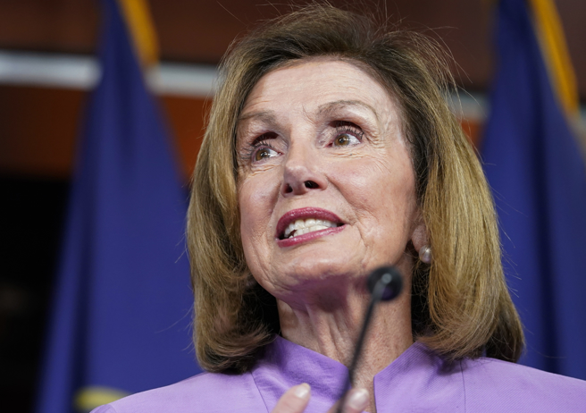 美国眾议院议长裴洛西（Nancy Pelosi）10日在国会山庄（Capitol Hill）记者会中发表谈话的神情。（美联社）