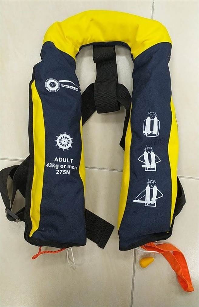 充氣式救生衣可預防漁民或從事水上活動的民眾，在意外發生時降低意外機率。（漁業署提供／林瑞益高雄傳真）