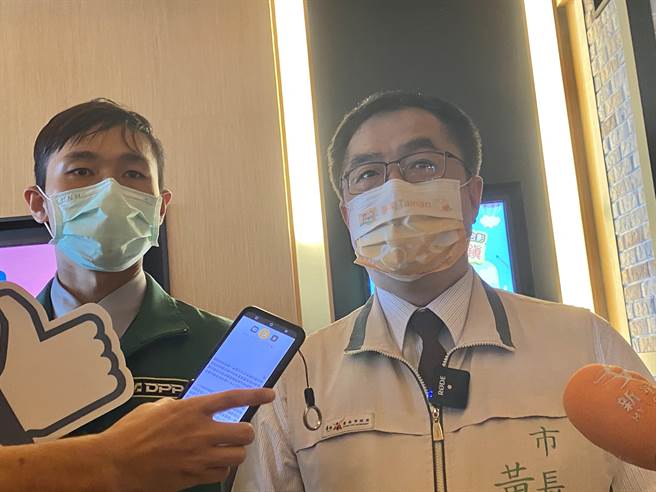 针对短时强降雨造成多处积淹水，黄伟哲强调会持续优化排水系统。（曹婷婷摄）