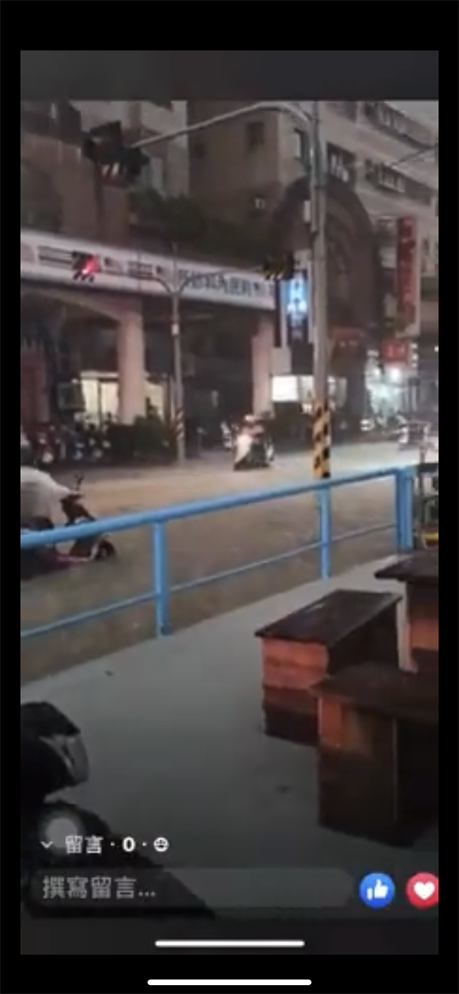 10日傍晚强降雨，永康区马路沦为小河。（读者提供／曹婷婷台南传真）