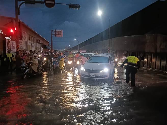 永康区傍晚暴雨造成中正路与高速一、二街路段淹水一度达50公分。（永康警分局提供／曹婷婷台南传真）