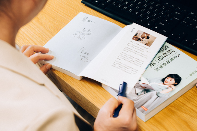 民進黨新竹市市長參選人沈慧虹特別拿出新書請作家吳淡如簽名。（圖／沈慧虹辦公室提供）