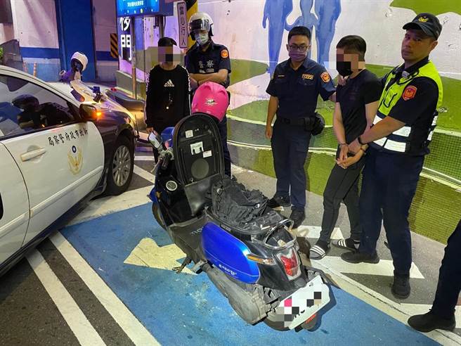 新北市永和警分局交通分队员警昨（10）日处理车祸勤务时，意外查获通缉犯。（警方提供／李奇叡新北传真）