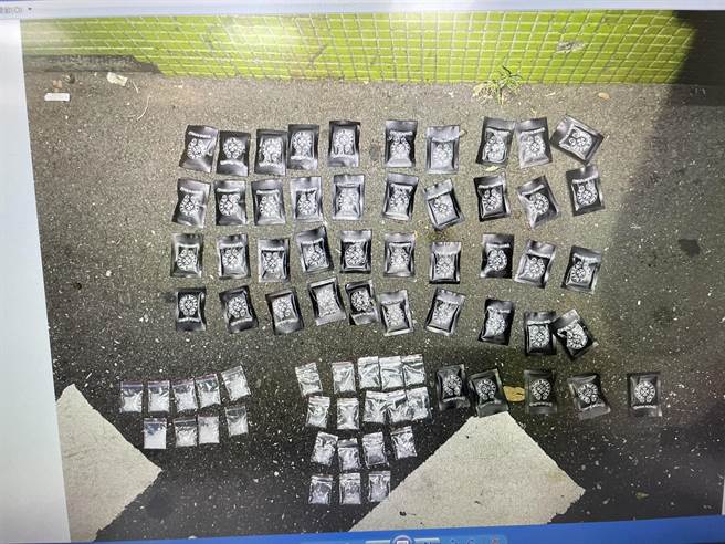 除查获通缉犯，警方还在机车内起出毒品。（李奇叡翻摄）