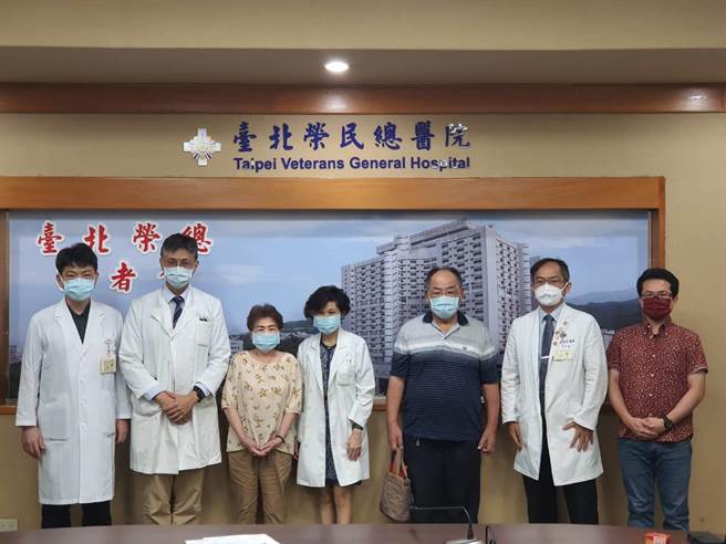 北荣医疗团队与病友卢女士（左三）合影。（陈人齐）