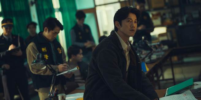 吴慷仁在《模仿犯》饰追缉凶手的正义检察官。（Netflix提供）