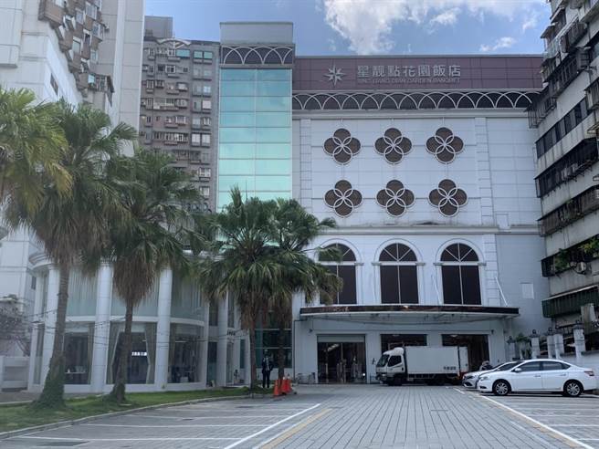 台北市文山区星靓点花园饭店生意络绎不绝，该处2016年被检举6处违章建筑，2018年再被查报5处，至今仍未拆除。（黄婉婷摄）