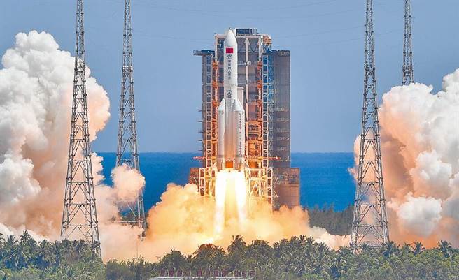 日媒形容，中国正迈向比肩美国的科技强国。图为搭载问天实验舱的长征五号B遥三运载火箭发射升空。（图／新华社）