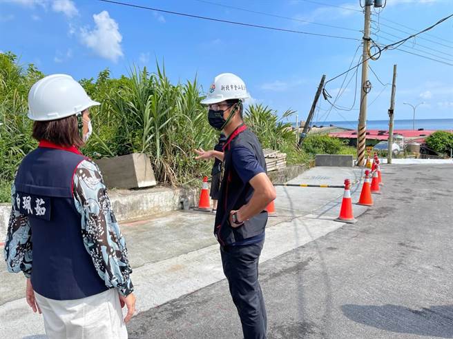 今（11）日区长廖武辉及议员白佩茹前往忠义路口视察工程进度。（金山区公所提供／李奇叡新北传真）