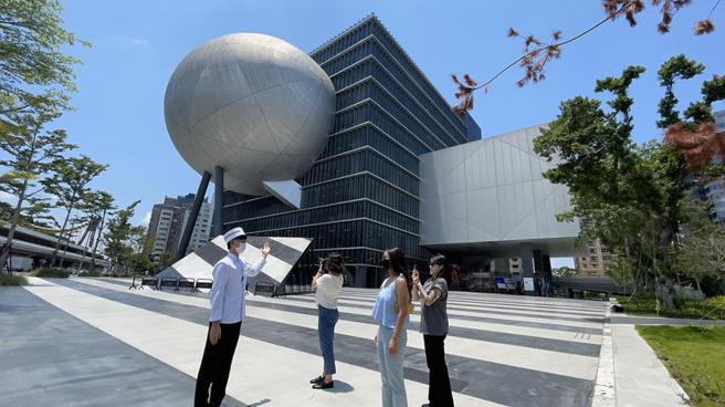 （「晶华X北艺：艺文开箱假期」住房优惠专案可入住晶华30小时，期间可享北艺中心VIP散策行程，一探北艺中心建筑秘密并获赠美食飨宴及一年玩家会籍。图／台北晶华酒店提供）