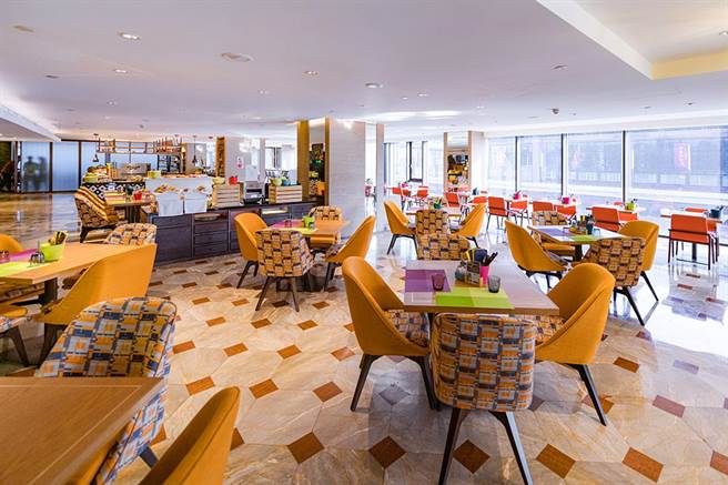 高雄英迪格酒店2楼的Wok on the Park全日餐厅。（业者提供）