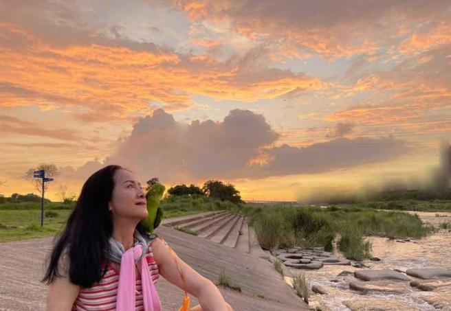 湯蘭花為創造不一樣的自我價值，淡出幕前開始組織行銷工作。(圖/翻攝自「湯蘭花」臉書)