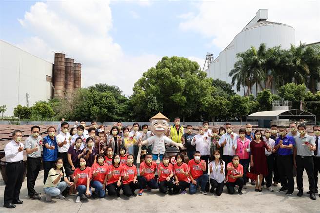 云林县西螺镇酿制酱油超过百年的瑞春酱油工厂，今年6月通过观光工厂评鑑标章，是云林县第11家观光工厂，今（11日）举行揭牌仪式，云林县长张丽善出席致贺。（周丽兰摄）
