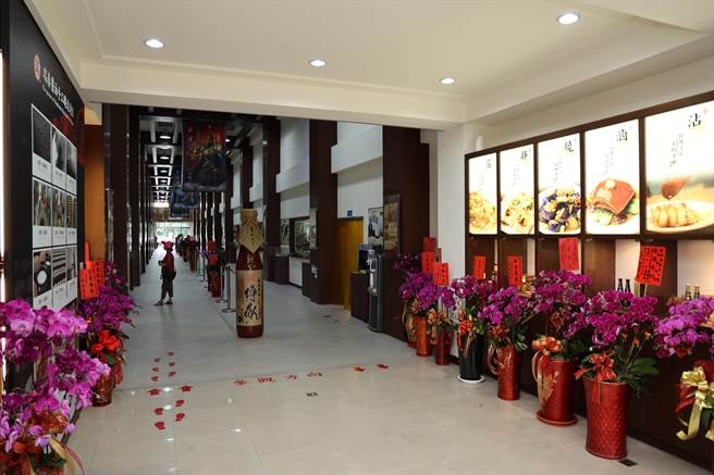 瑞春酱油观光工厂可看到酿造酱油的过程。（周丽兰摄）