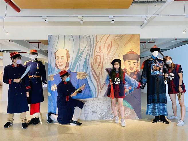 展出期間還免費提供清軍、法軍服裝供民眾體驗、拍照。（新北市立淡水古蹟博物館提供）