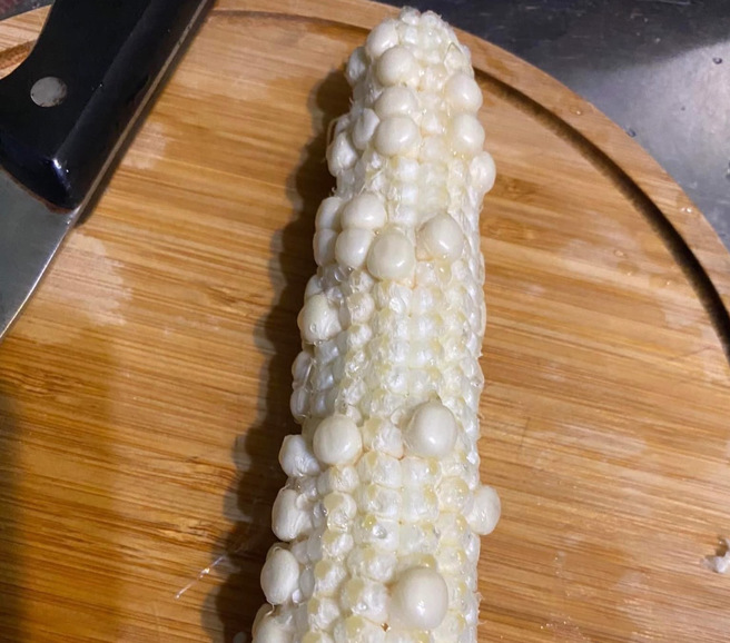 老公買回水果玉米像「入珠姐夫」，她瞬間臉紅害羞 ，網笑翻:晚上就可用。(翻攝自爆廢公社公開版）