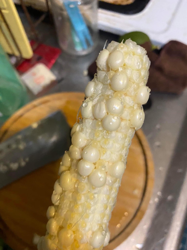 老公買回水果玉米像「入珠姐夫」，她瞬間臉紅害羞 ，網笑翻:晚上就可用。(翻攝自爆廢公社公開版）