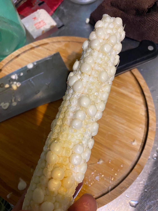 老公買回水果玉米像「入珠姐夫」，她瞬間臉紅害羞 ，網笑翻:晚上就可用。(翻攝自爆廢公社公開版）