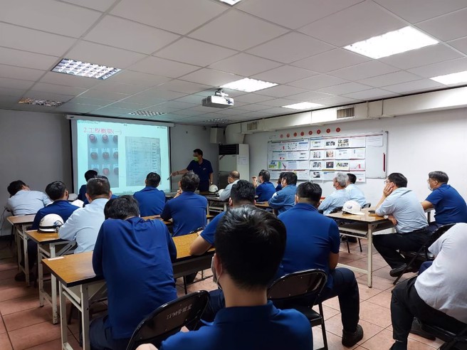 义守大学与烨联钢铁产学合作，提供学子每月约3万2千8百元以上津贴与毕业即就业服务机。  (照片/义守大学提供)