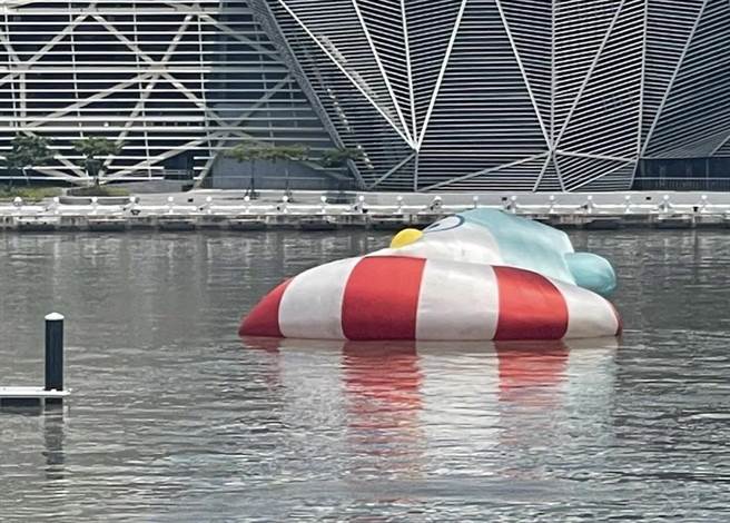 11日PP mini小小企鵝因昨日雨勢過大導致定位裝置移動，漏氣消風，高雄市文化局也表示會盡快修復，讓小企鵝於晚間復工。（取自高雄美食地圖網友提供／楊舒婷高雄傳真）