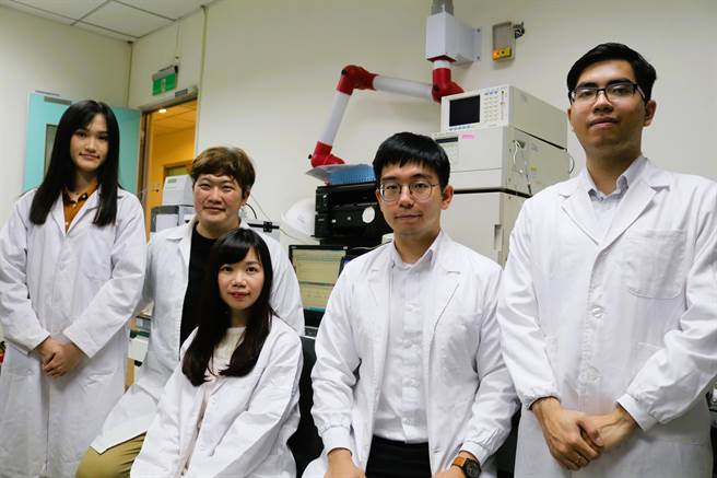 阳明交大食品安全及健康风险评估研究所副教授林怡君(左前起2)与研究团队。(阳明交大提供／李侑珊台北传真)