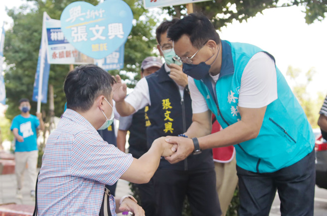 國民黨新竹市長參選人林耕仁（右）。（圖／翻攝自林耕仁臉書）