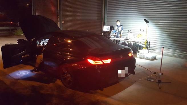 大甲警方昨日採封闭式路检方式实施噪音检测。（警方提供／陈淑娥台中传真）