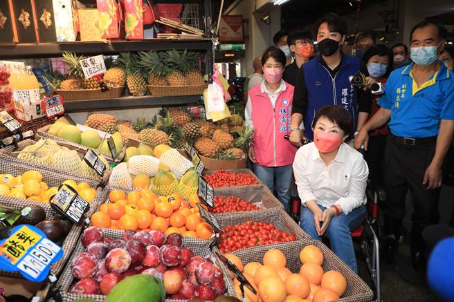 台中市长卢秀燕（前）今天上午至建国市场，关心中元节前民眾採买及物资供应情形，以实际行动力挺在地农产品。（张妍溱摄）