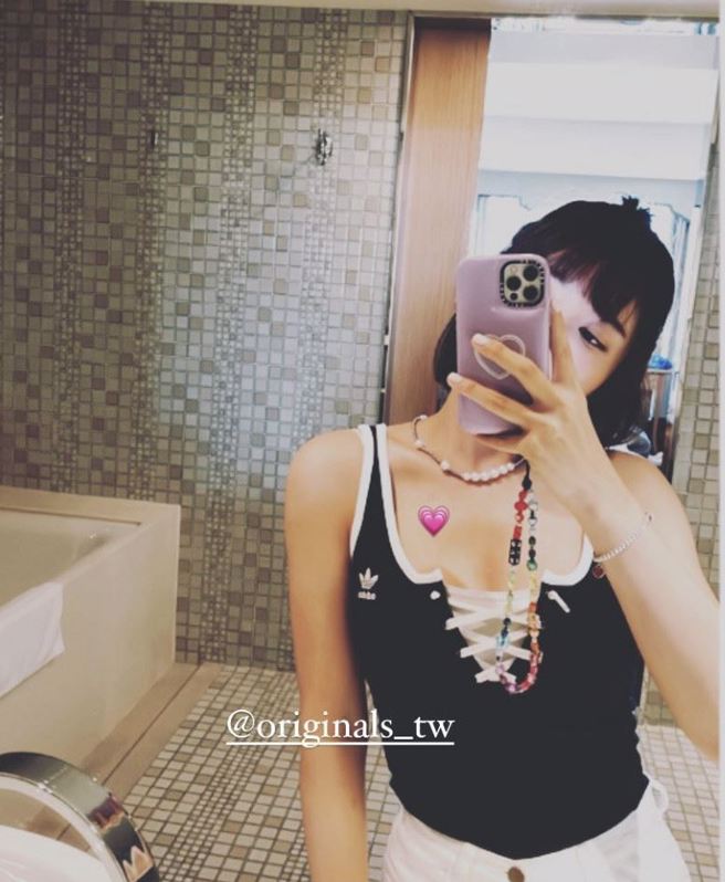 峮峮昨日晒出火辣自拍疑似走光。（图／IG@qun_04）