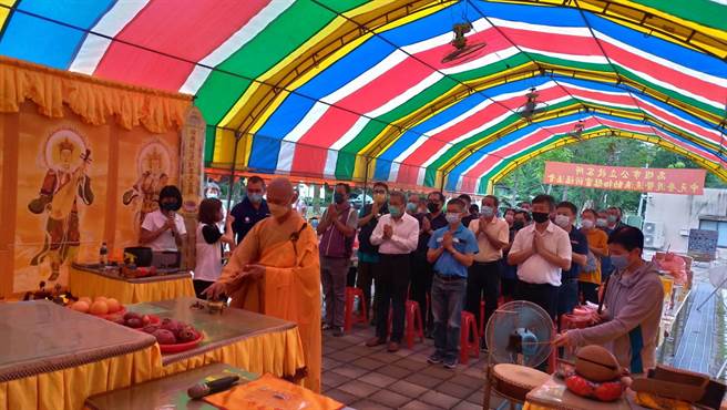 高雄市政府农业局动物保护处于中元节前夕，在燕巢动物保护关爱园区举办「公立动物收容所中元普度暨动物慰灵法会」，开放市民报名参加，共同为园内收容及饲主家中毛小孩祈求健康平安。(高雄市农业局提供／林雅惠传真)