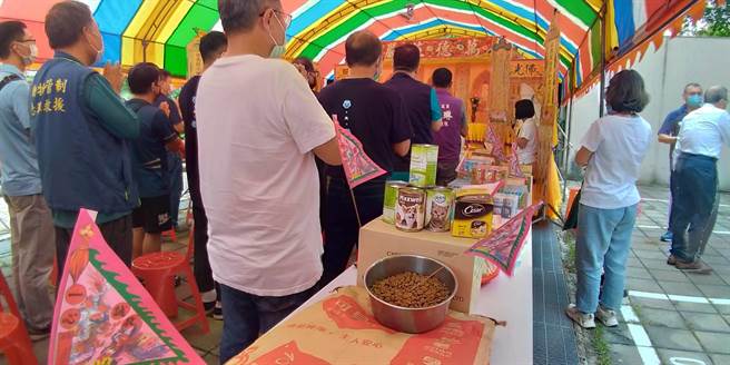 高雄市政府农业局动物保护处于中元节前夕，在燕巢动物保护关爱园区举办「公立动物收容所中元普度暨动物慰灵法会」，开放市民报名参加，共同为园内收容及饲主家中毛小孩祈求健康平安。(高雄市农业局提供／林雅惠传真)