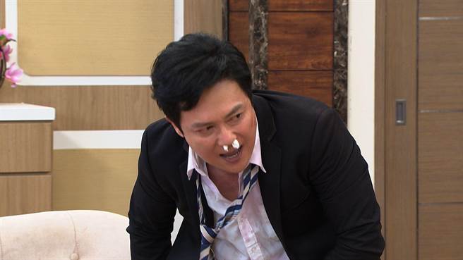 王燦被羅巧倫打到噴鼻血，用衛生紙塞鼻子讓人看得哭笑不得。（民視提供）