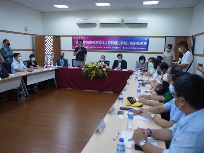 产、官、学合作在台大云林校区开办半导体免费学程，打造云林封测产业。（张朝欣摄）