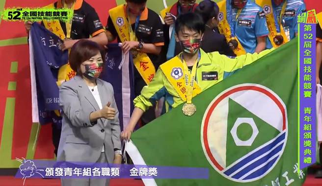 新北高工成立全國唯一新北資訊國手培育中心，培養全國最強技能兄弟檔，弟弟賴韋宏獲得52屆全國技能競賽行動應用開發金牌。（新北市教育局提供）