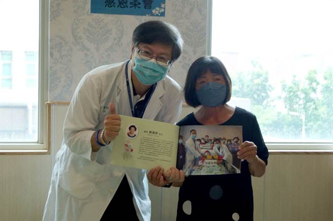 台南市立安南医院院长林圣哲（左）与已故患者郑清秀的胞妹郑倩丽合影，感念郑清秀捐助370万元给医院改善设备。（台南市立安南医院提供／程炳璋台南传真）